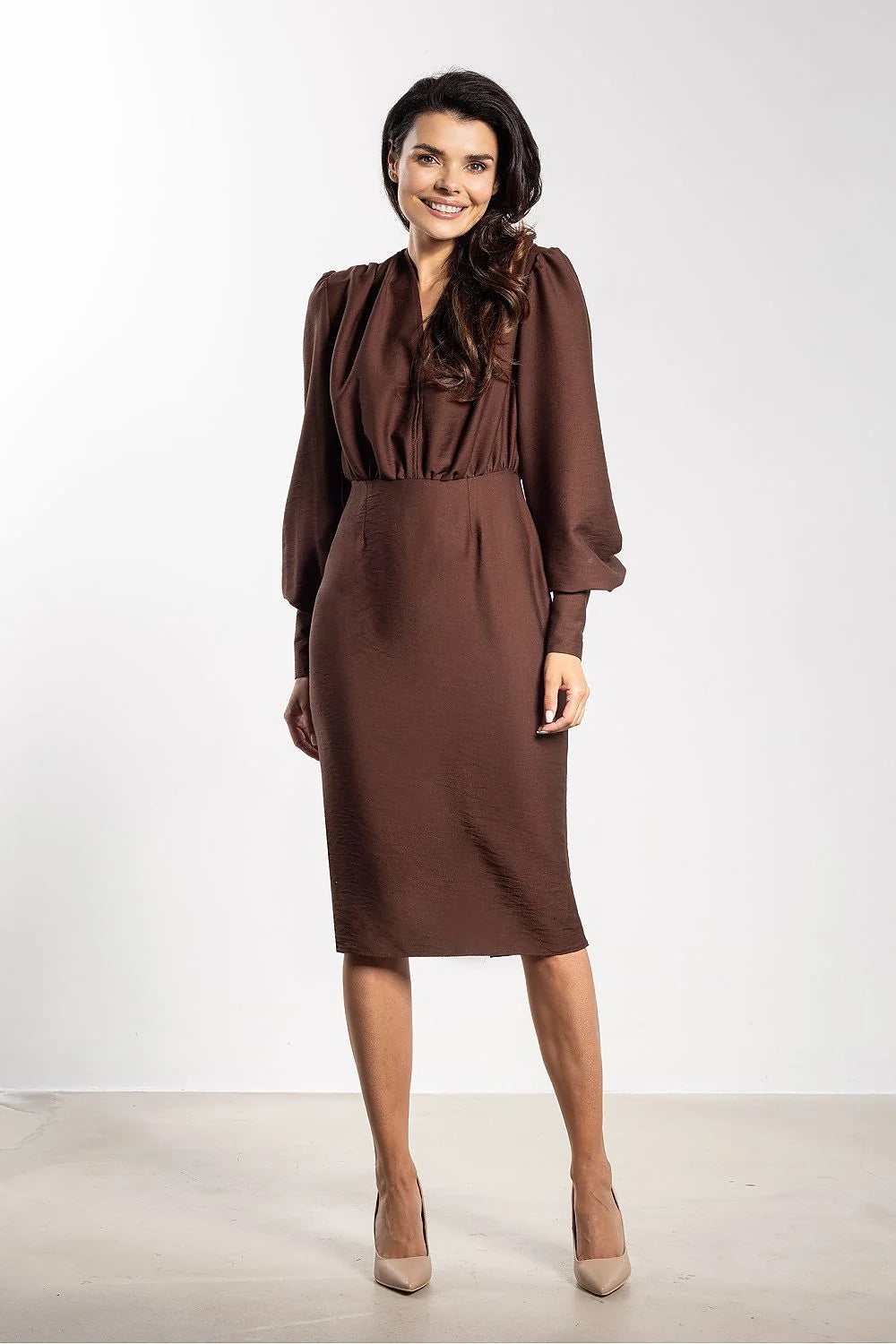 robe midi ajustée fourreau taille marquée décolleté V profond manches longues bouffantes poignets boutonnés fronces discrètes marron chocolat tissu texturé