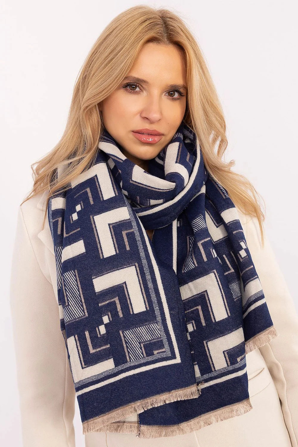 Écharpe pour femme en viscose et laine, motifs géométriques bleu marine et crème, longue et légère, franges subtiles, style moderne et élégant
