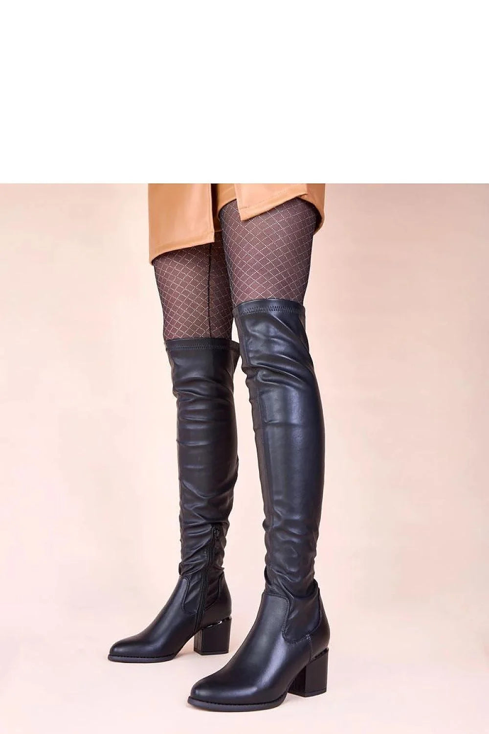 cuissardes noires synthétiques tige haute ajustées froncées cheville bout arrondi talon bloc moyen semelle plate fermeture zippée latérale confortables élégantes