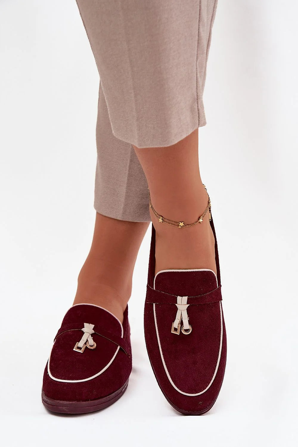 mocassins femme suédine écologique bordeaux talon plat confort bride mors doré passepoil blanc contrastant bout arrondi semelle caoutchouc