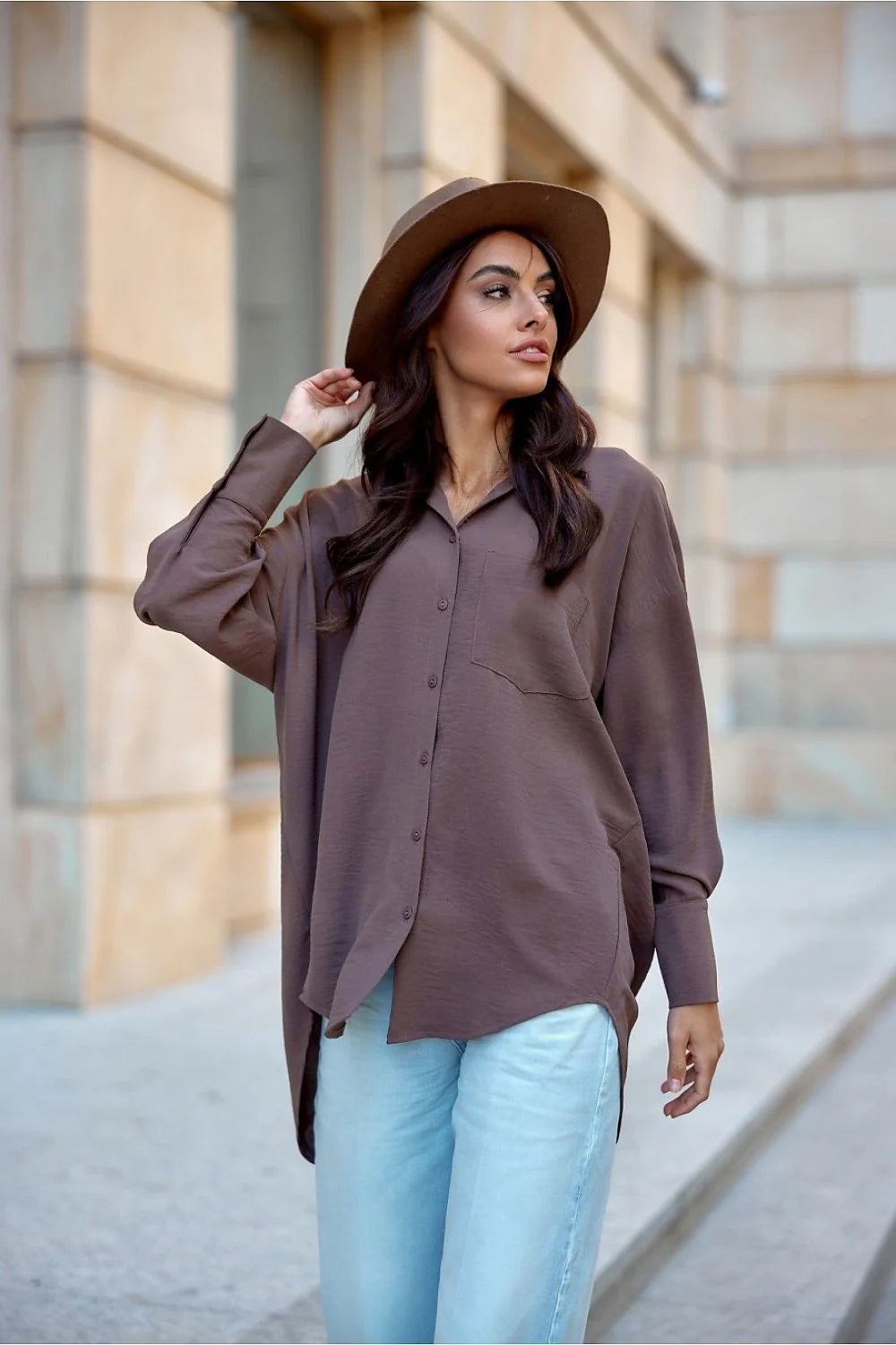 chemise femme manches longues oversize asymétrique marron taupe poche poitrine col classique poignets boutonnés tissu fluide léger ourlet fendu côtés