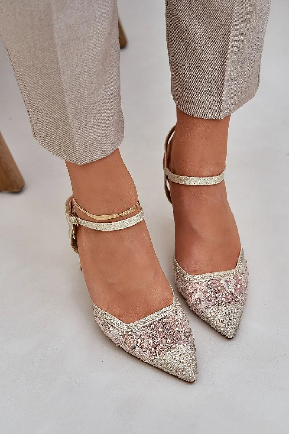 talons hauts pointus champagne dorés paillettes perles strass bride cheville réglable boucle métallique résille scintillant élégants confortables semelle cuir artificiel