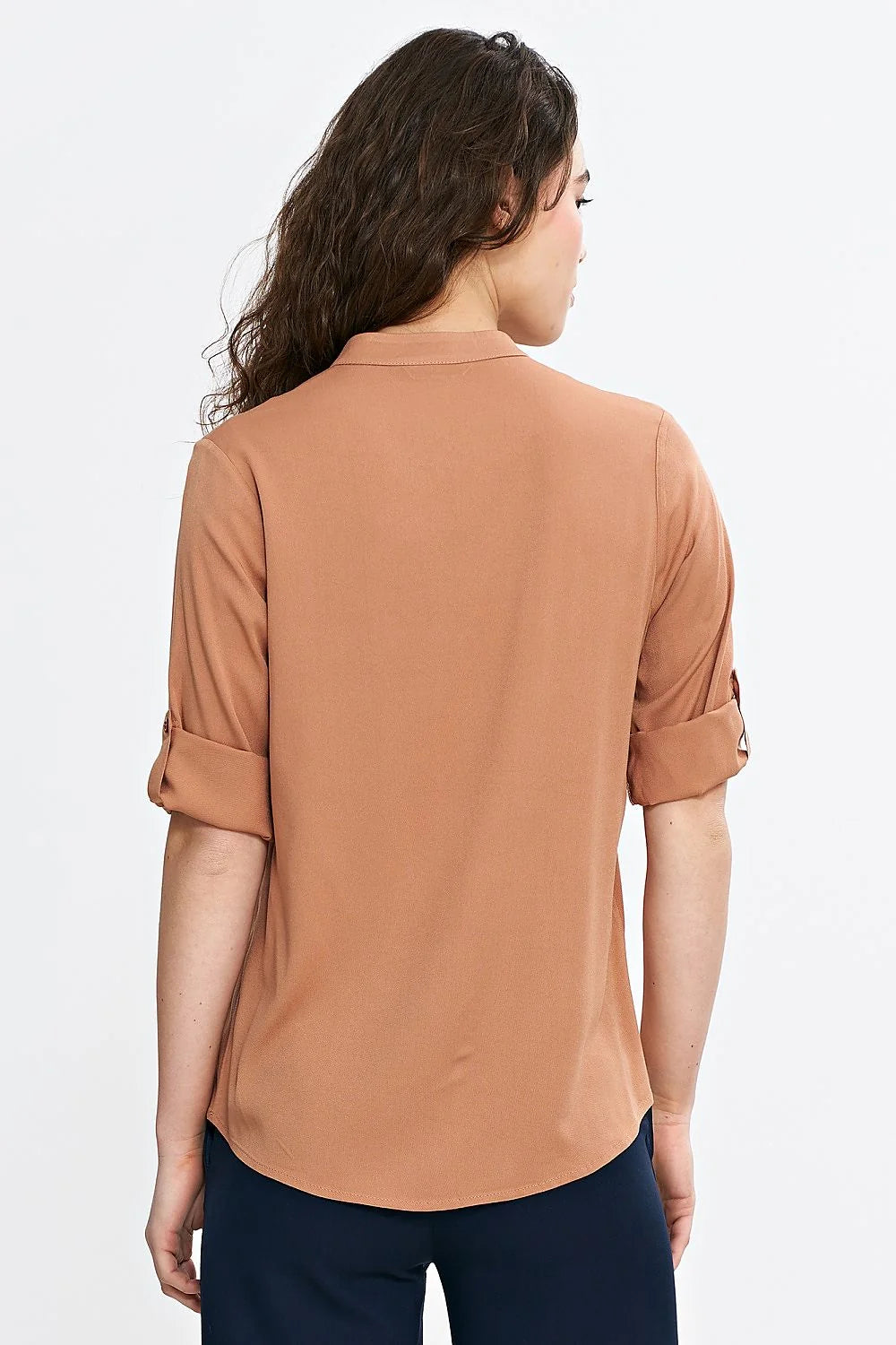 blouse femme élégante moderne manches troisquarts retroussables col V coupe droite ample viscose fluide douce camel plis clavicules finitions soignées