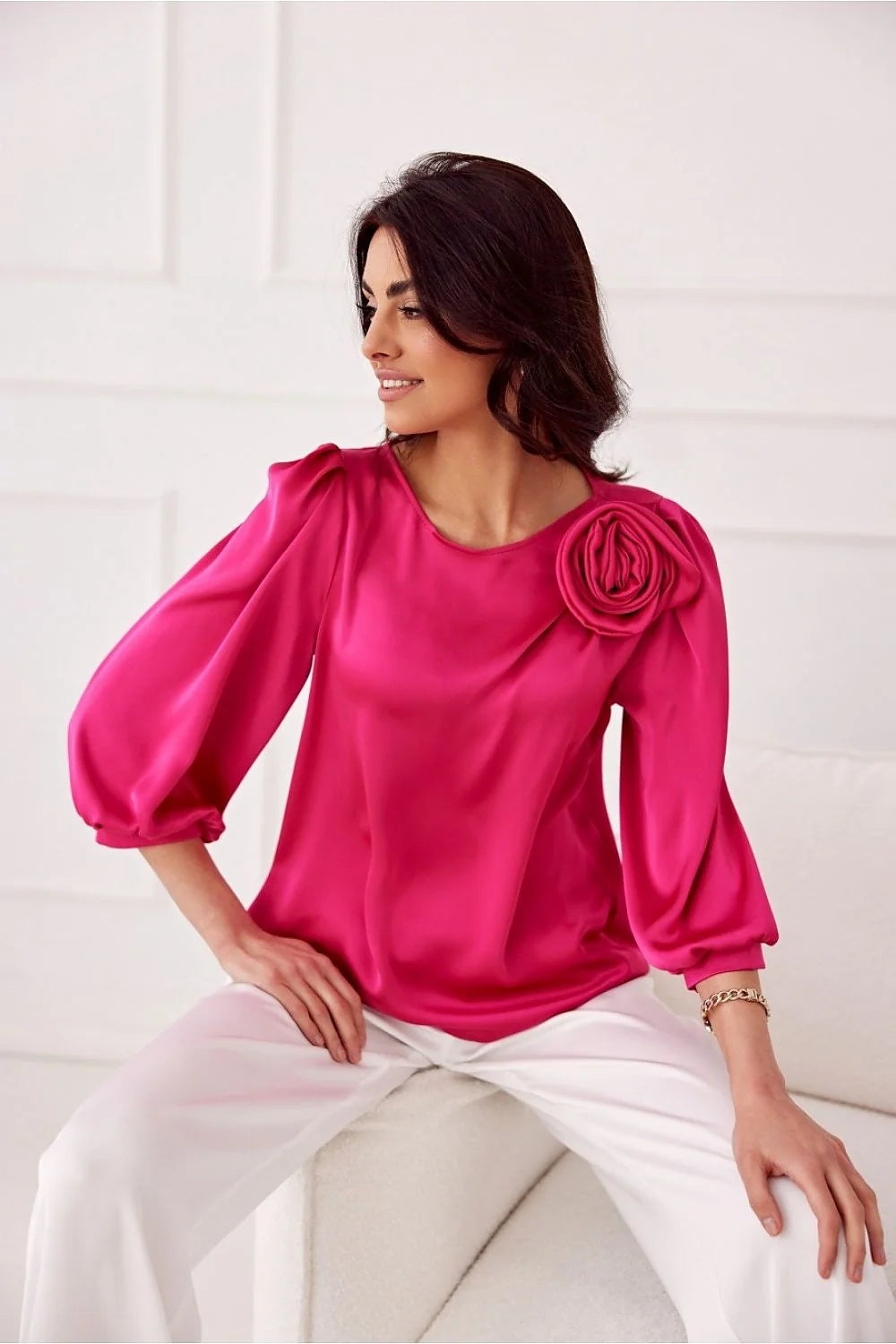 chemisier satin fuchsia floral appliqué épaule volumineux manches longues bouffantes poignets froncés col rond coupe ample femme élégante
