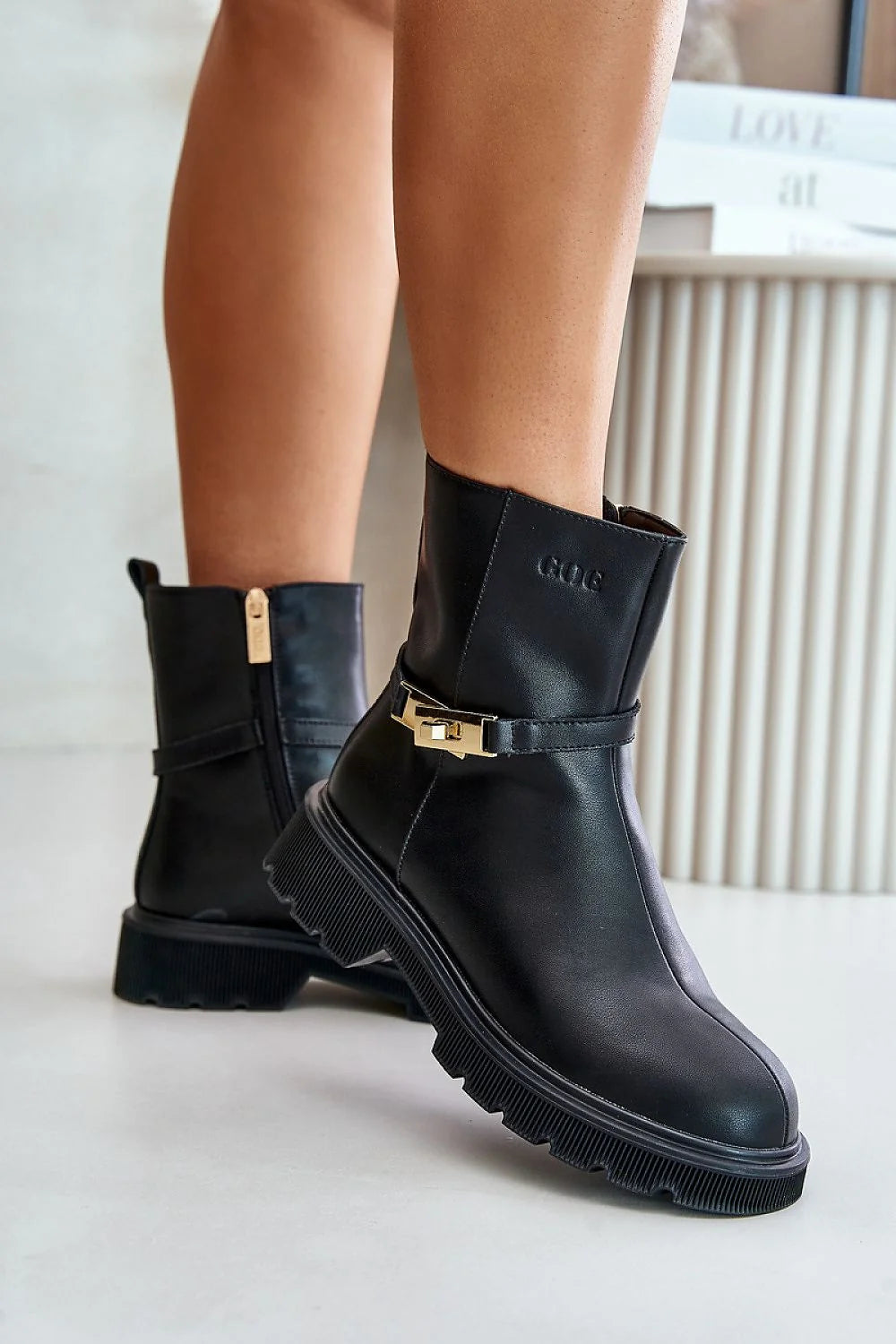 Bottines femmes cuir noir élégance moderne talon plat style classique contemporain détails raffinés confortabilité durable