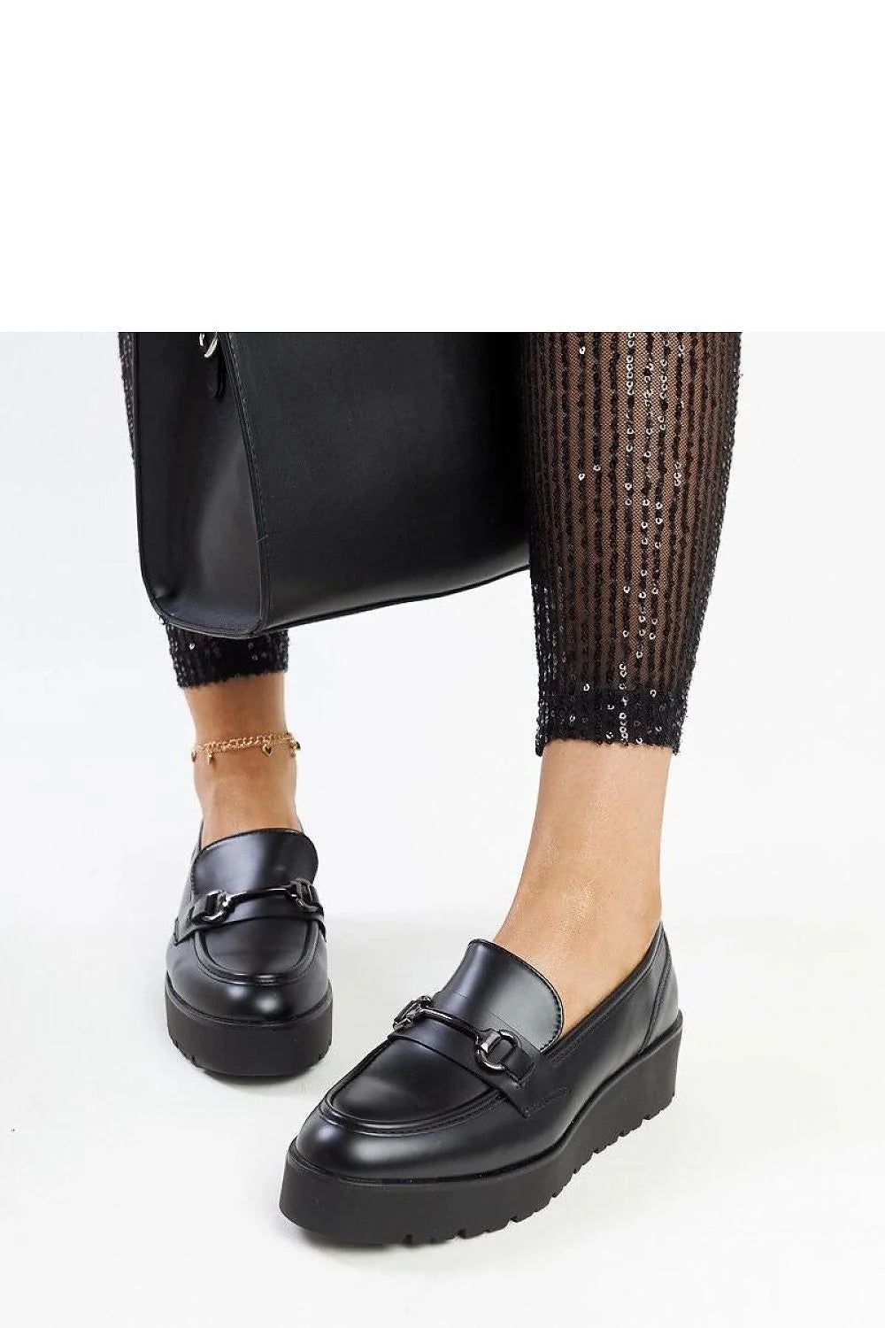 mocassins noirs femme cuir similicuir plateforme compensée crantée semelle épaisse bout arrondi mors métallique ornement boucle brillante élégance confortable urbain