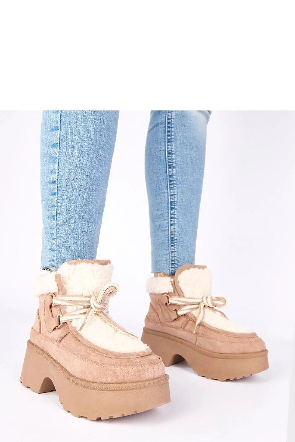 bottes neige fourrure lacées plateforme haute suédine camel moutonnée sherpa crantée semelle épaisse intérieure tissu confortable chaude montante massive urbaine