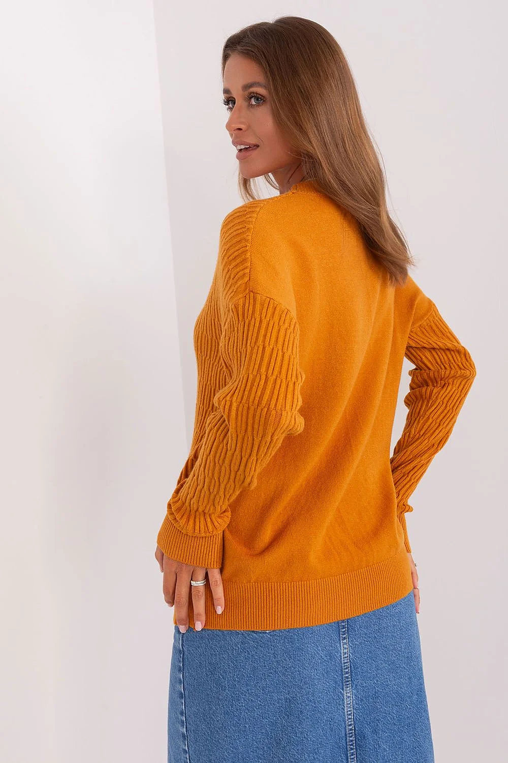 Chandail pour femme en tricot texture geometrique manches longues col rond couleur moutarde élégant