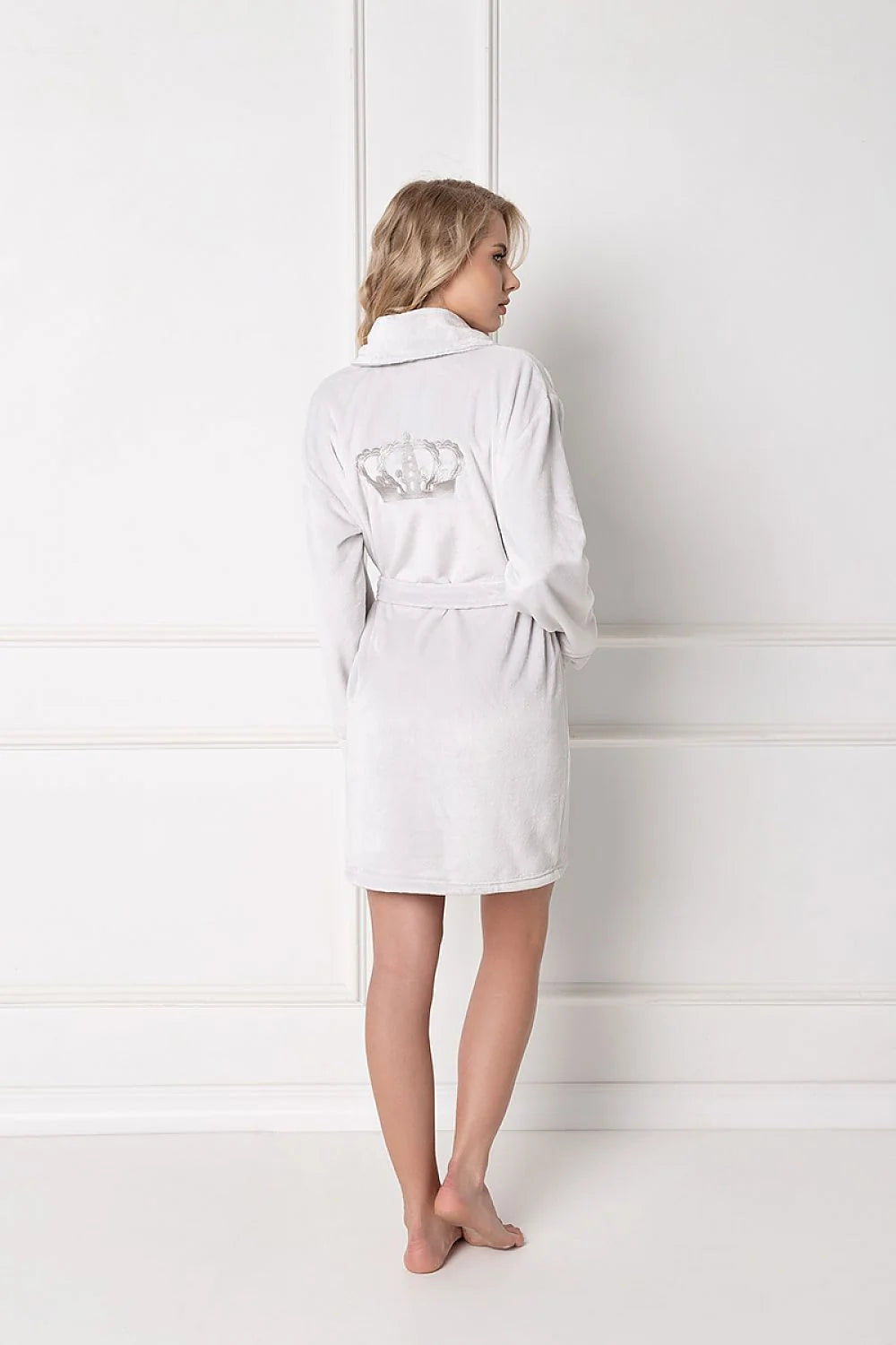Peignoir blanc en éponge doux et élégant style décontracté avec poches pour femmes modernes