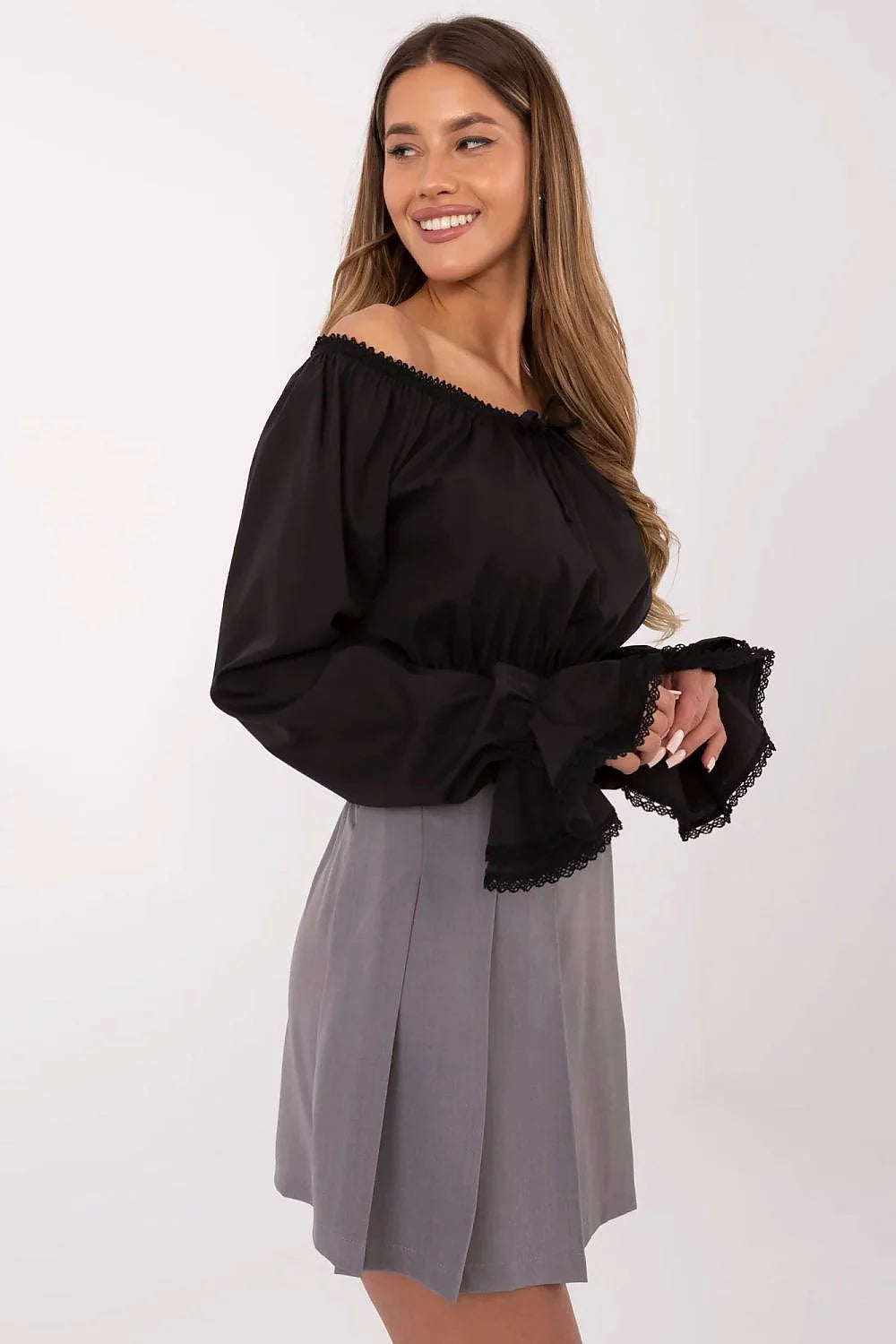 haut bohème noir encolure Bardot manches longues volants dentelle smocké lien noué coton jupe plissée grise évasée courte structurée élégante