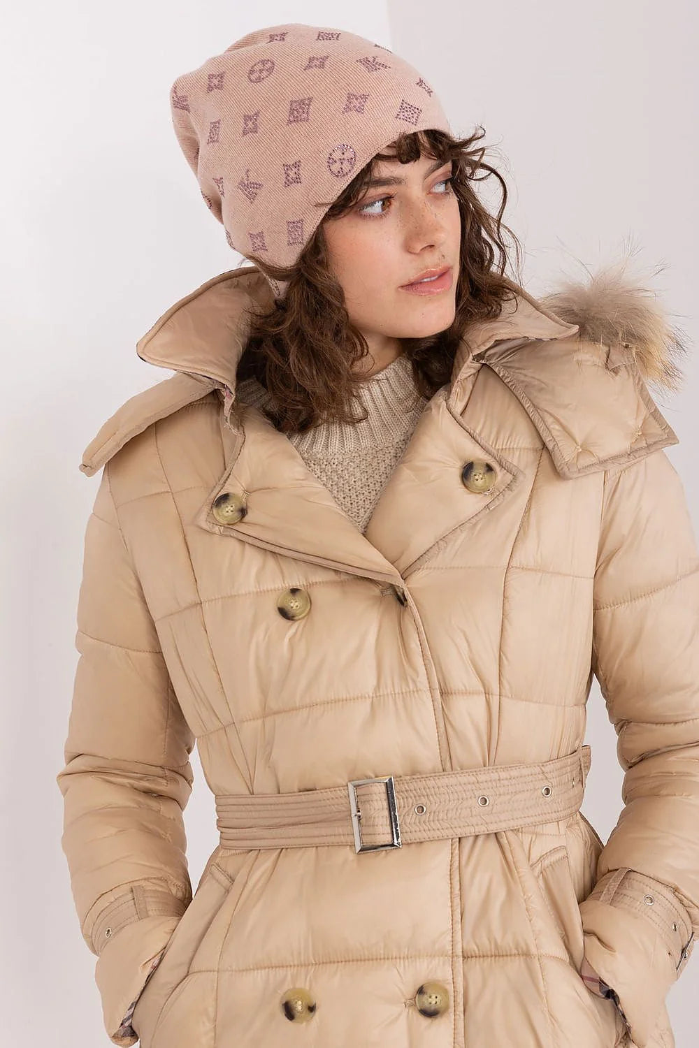 Manteau d'hiver féminin moderne élégant long ajusté double boutonnage tissu matelassé col fourrure doublure à carreaux beige occasion ville campagne voyage hiver chic sophistiqué