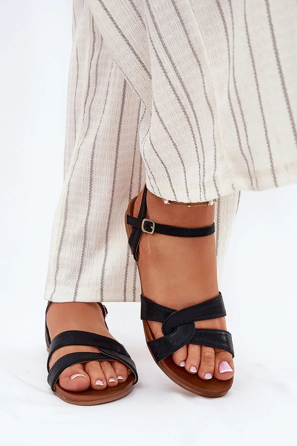 Sandales pour femmes élégantes minimalistes similicuir boucle dorée confortable été portées avec pantalon rayures