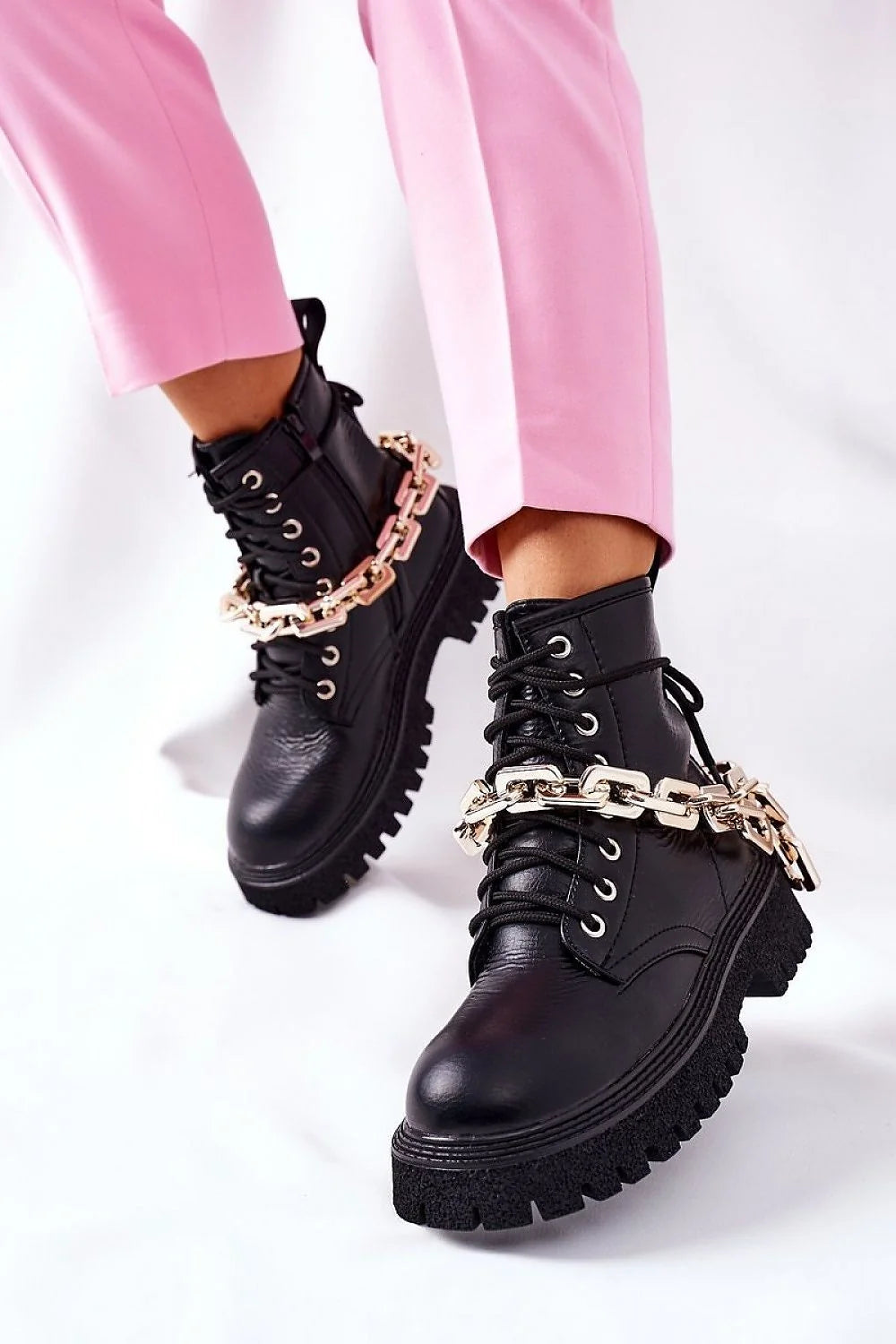 Bottes Step in style en cuir synthétique style combat fermeture éclair côté maintien cheville chaines dorées femmes