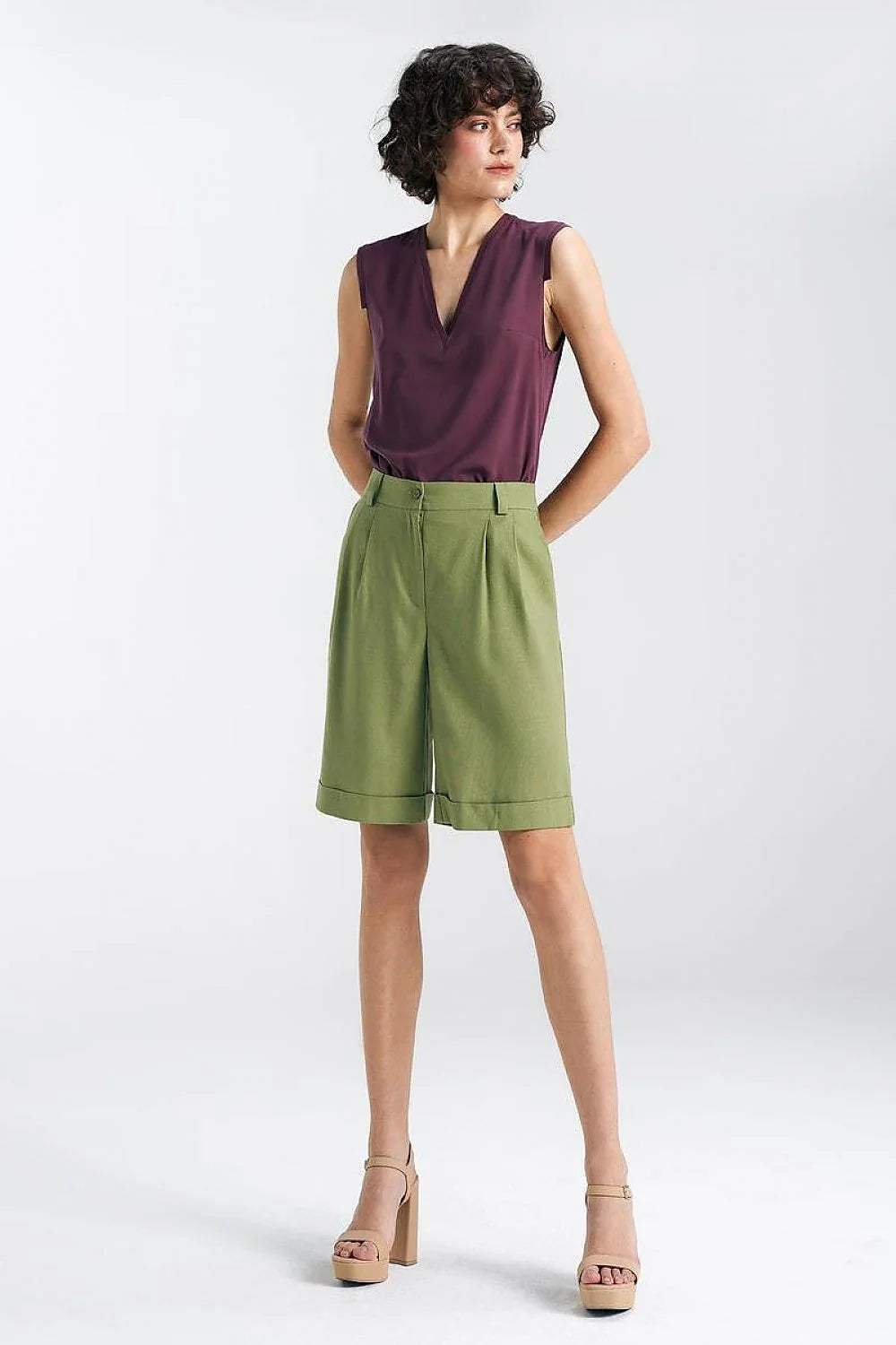 Shorts femme en coton vert olive coupe droite taille haute ourlet retourné style élégant été