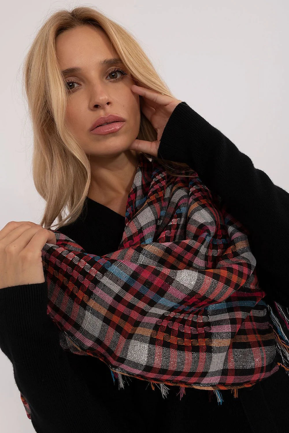écharpe foulard carré carreaux tartan multicolore noir rouge bleu blanc franges tissé doux léger coton polyester polyvalent automne hiver chic