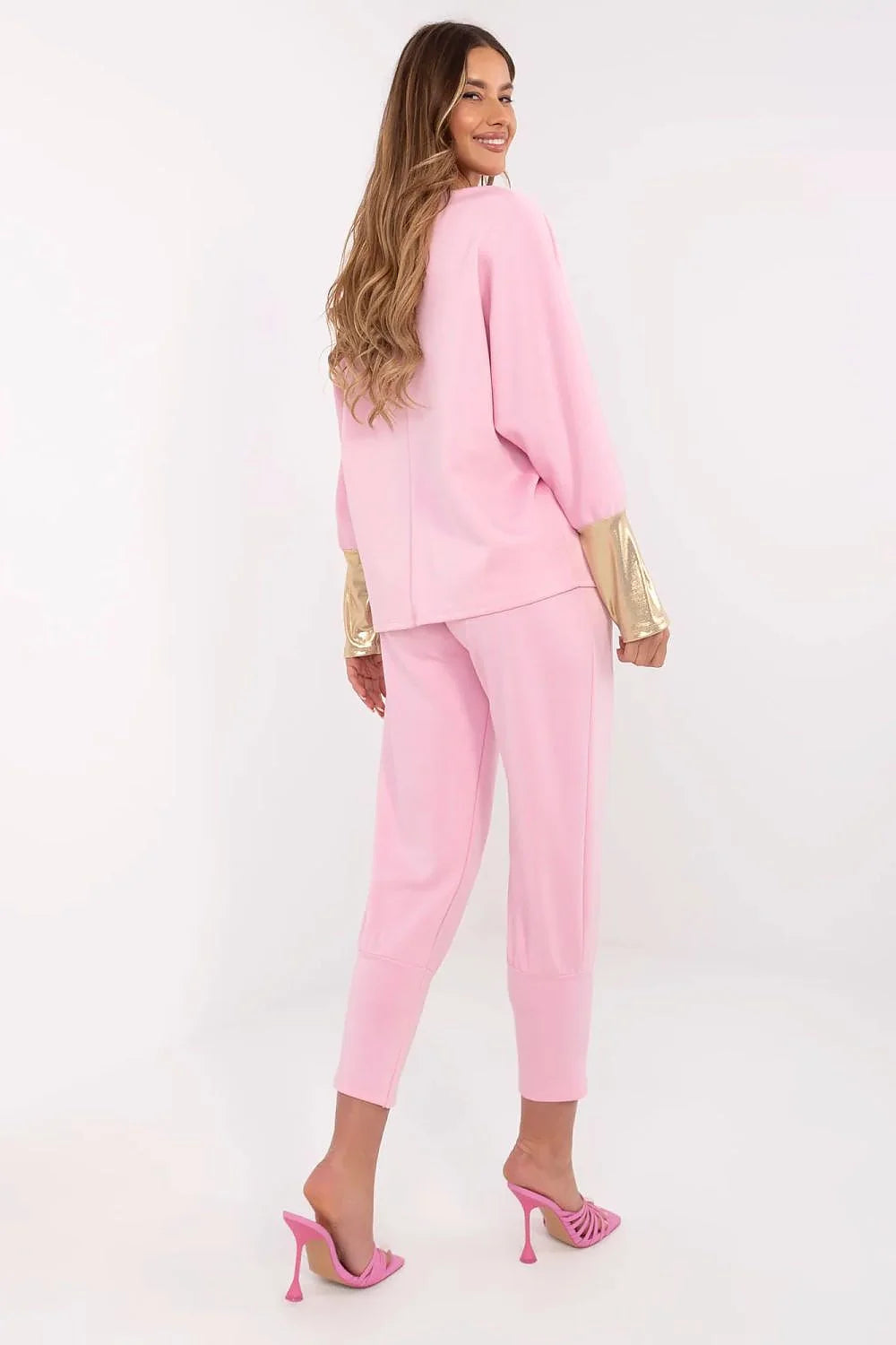ensemble féminin rose pastel haut oversize encolure bateau manches longues poignets dorés pantalon fuselé chevilles taille haute ceinture nouée