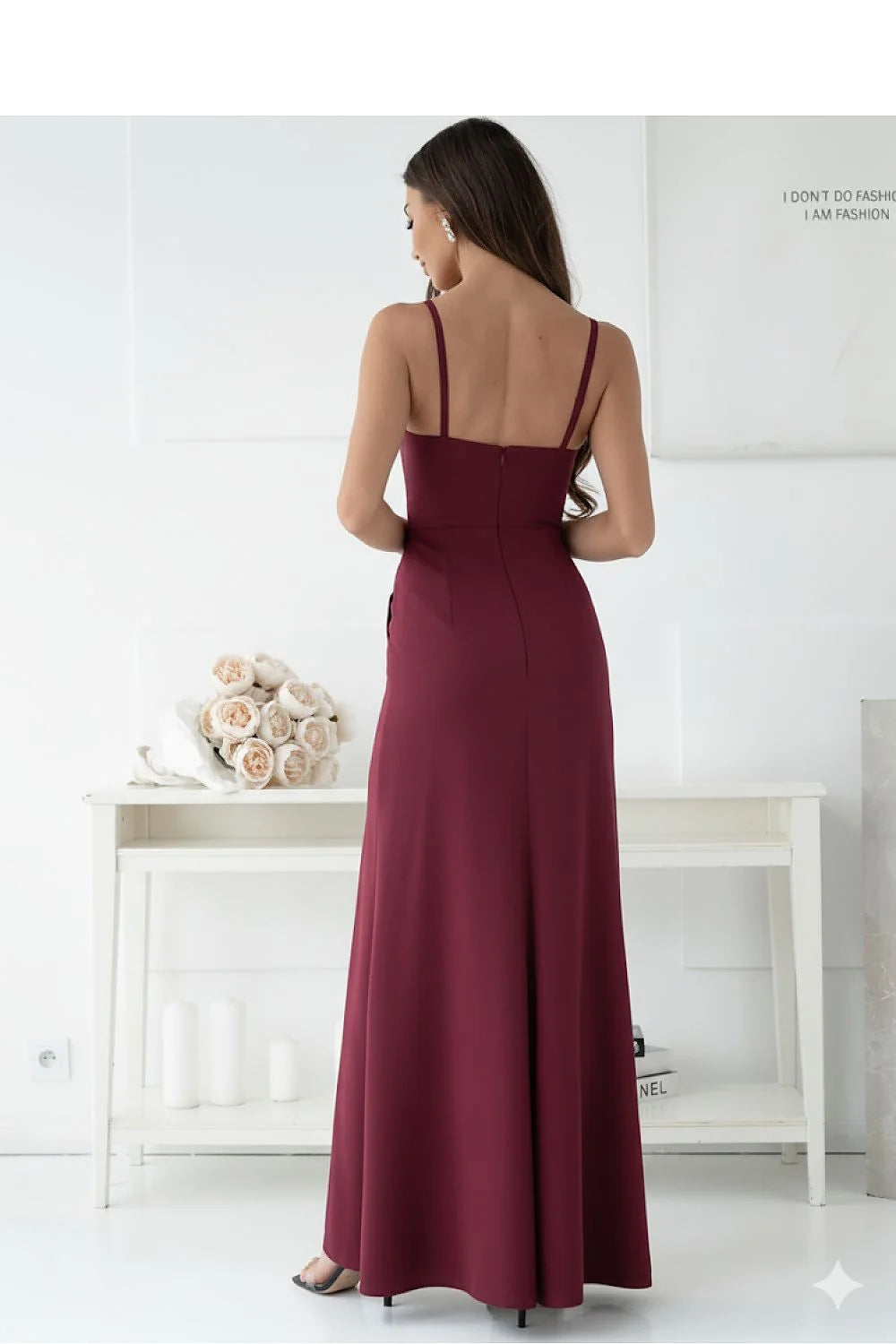robe soirée longue bordeaux satinée moulante cintrée fines bretelles décolleté droit drapé buste fente haute latérale fermeture éclair cachée