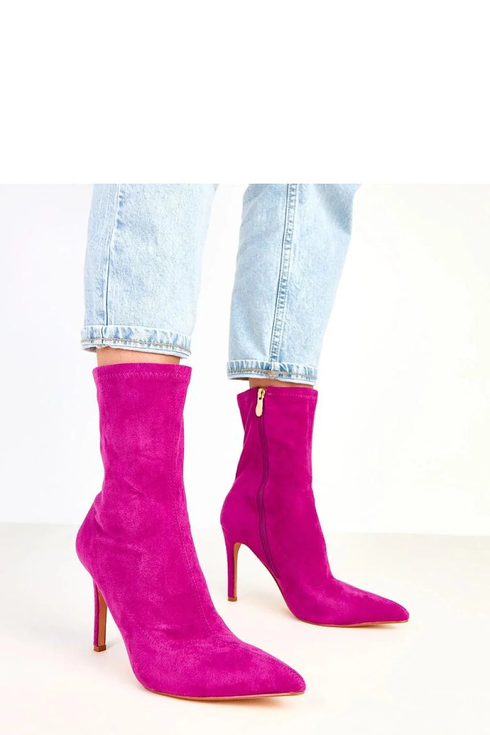 bottines suédé rose fuchsia bout pointu talon pilier haut tige dix sept centimètres fermeture éclair latérale doublure douce semelle synthétique
