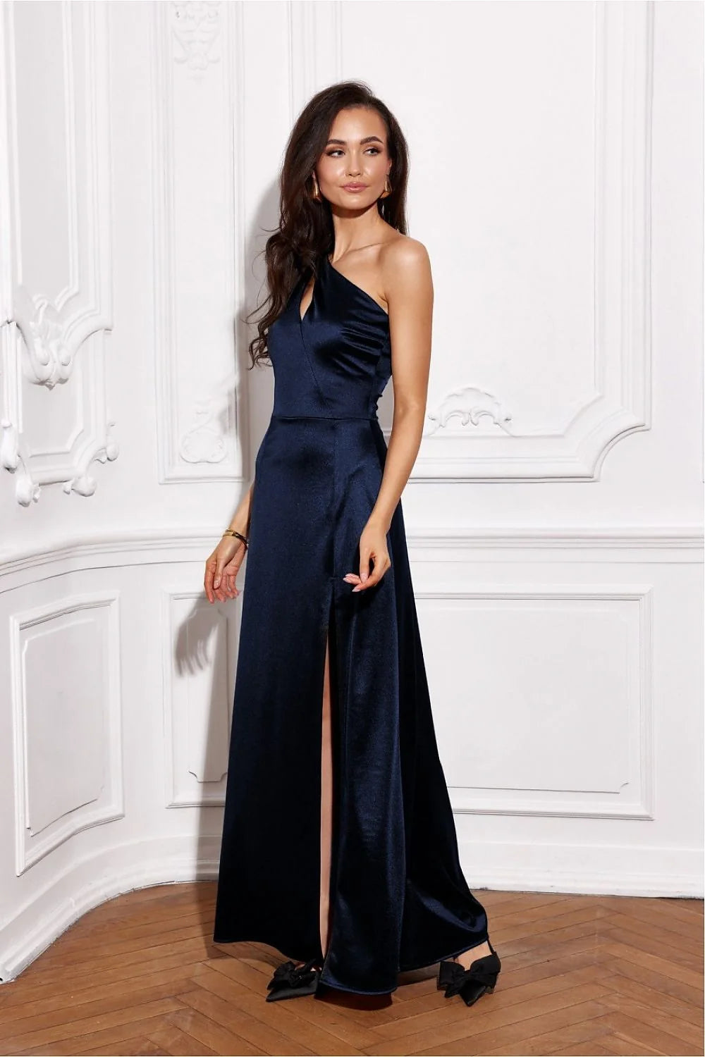 Robe de soirée longue asymétrique en satin bleu marine avec bretelle épaule fente haute fermeture éclair femme