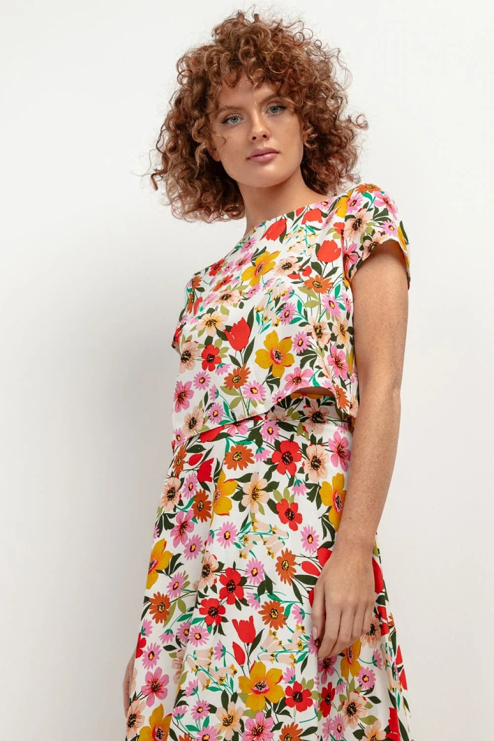Chemisier féminin à motifs floraux colorés manches courtes en viscose 100% ajusté pour l'été occasion décontractée