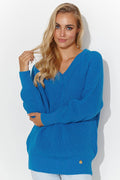 Pull-over féminin en maille torsadée couleur bleu éclatant coupe ample col en V manches longues finitions côtelées femmes mode automne hiver