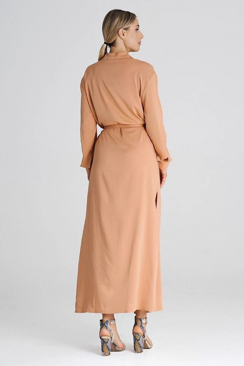 robe chemisier longue fluide satinée beige doux manches longues col chemise ceinture nouée poches poitrine plaquées