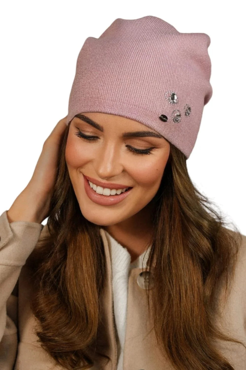 Bonnet pour femme élégant en maille rose poudré style moderne pierres incrustées coupe ajustée hiver 2023