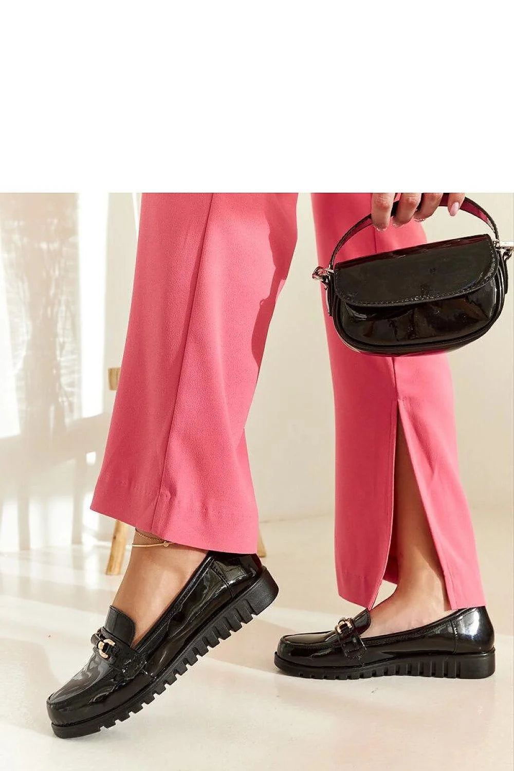 Mocassins vernis noirs Sardis, pantalon rose vif, sac à main compact - Ensemble mode femme tendance été 2023