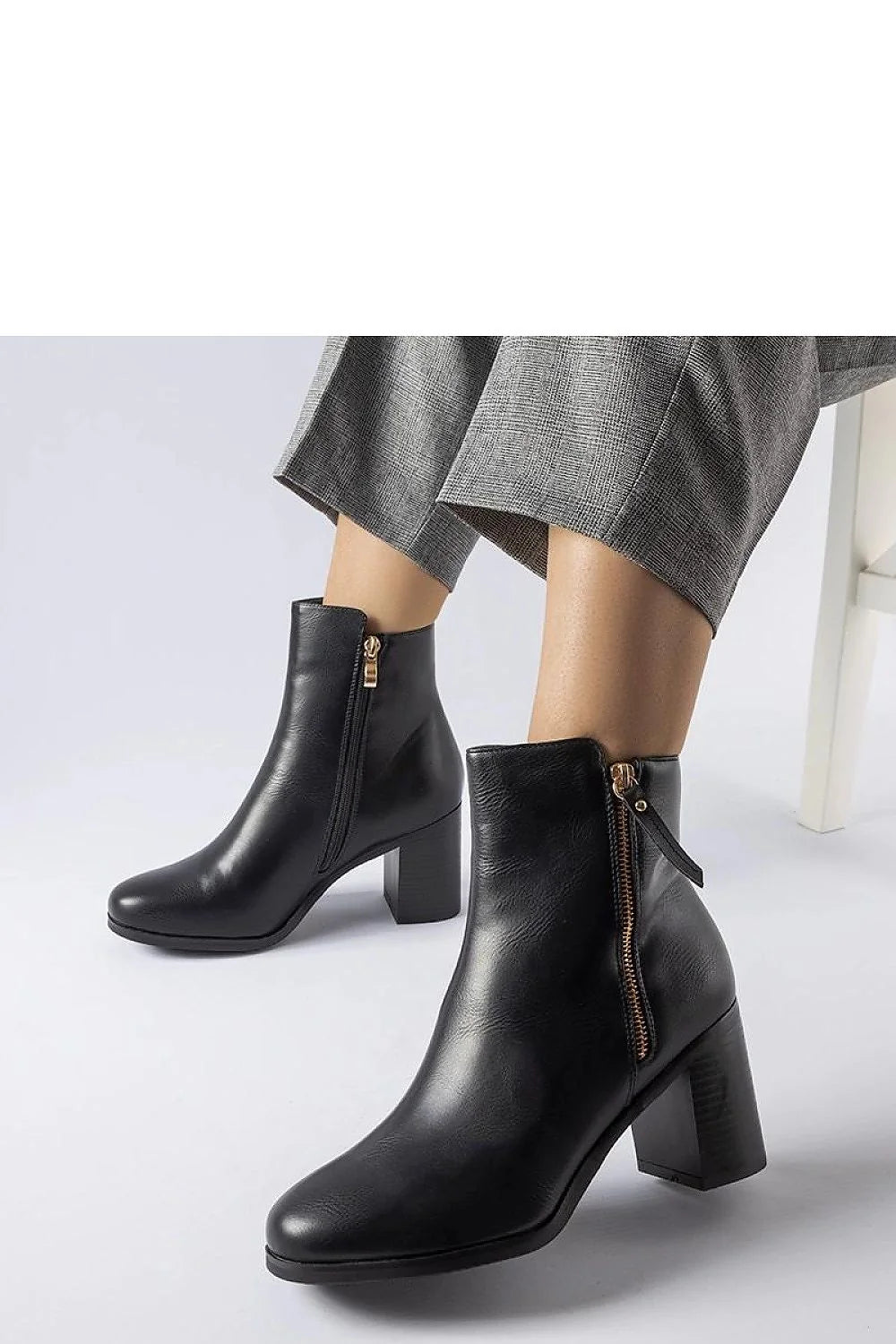 bottes bottines femme cuir lisse noir talon carré bloc glissière dorée latérale tirette cheville ajustée élégante moderne semelle caoutchouc adhérente