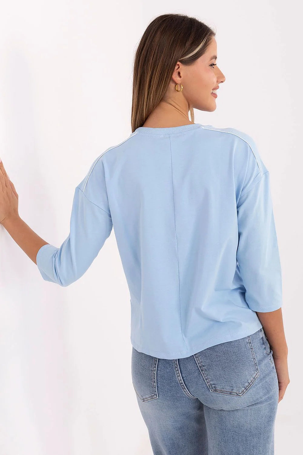 chemisier femme bleu pastel coton stretch jersey doux manches trois quarts coupe boxy encolure ronde broderie logo blanc longueur hanche