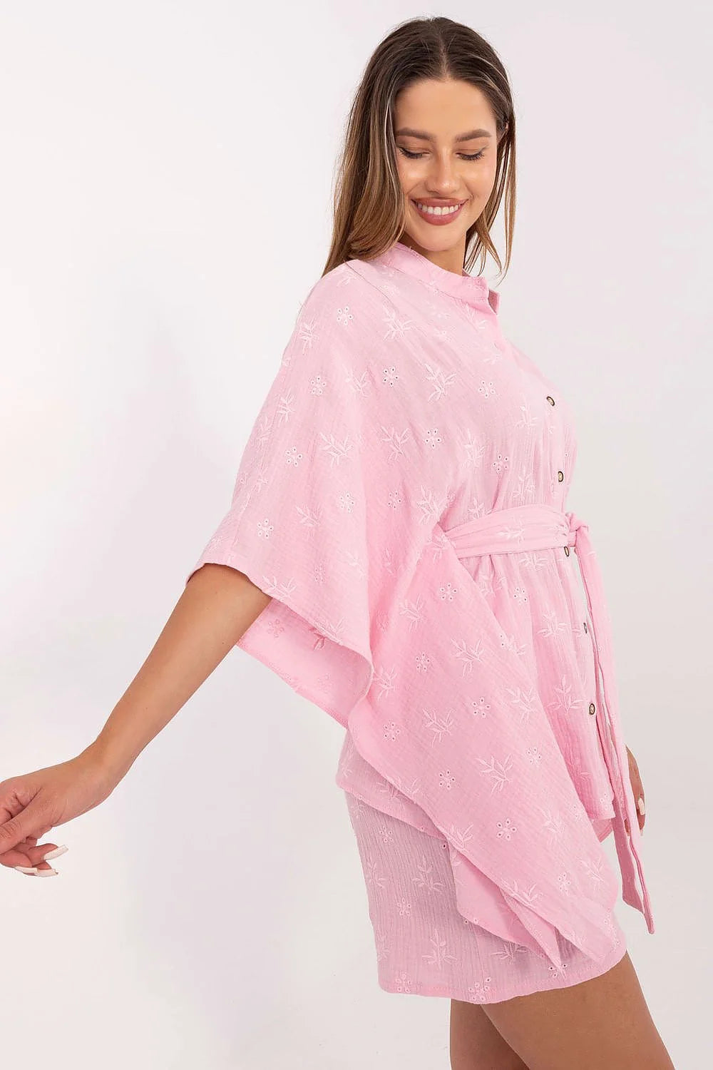 Ensemble Lakerta pour femme, chemise et shorts en coton crêpe, broderie florale, couleur rose pâle, ceinture assortie, style décontracté, coupe ample, manches larges, col rond, boutons en bois, occasion estivale, vêtement confortable, mode féminine