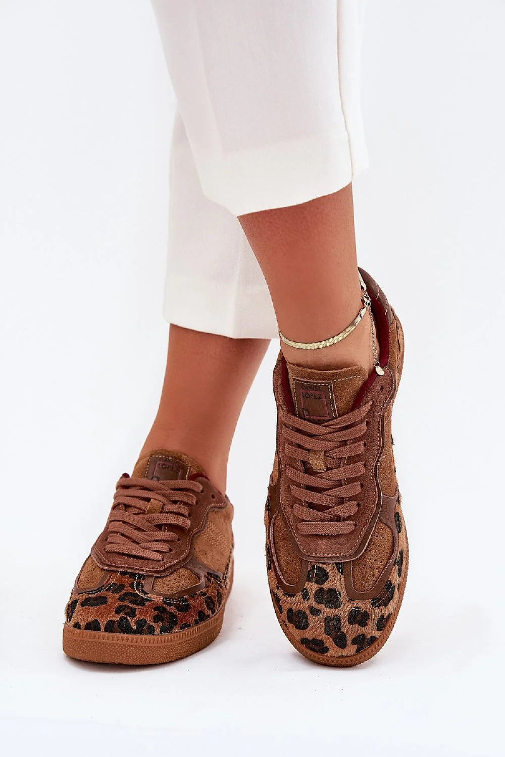 Chaussures de sport pour femmes design distinctif cuir suédé motif léopard brun terreux urban chic confortable