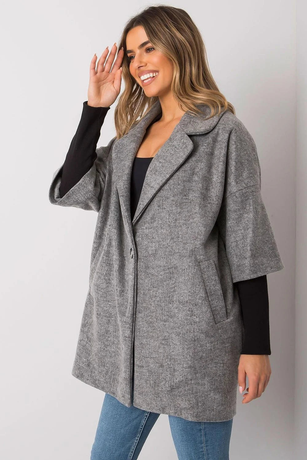 Manteau polyester noir oversize col droit manches longues poches latérales bouton métallique femme ample