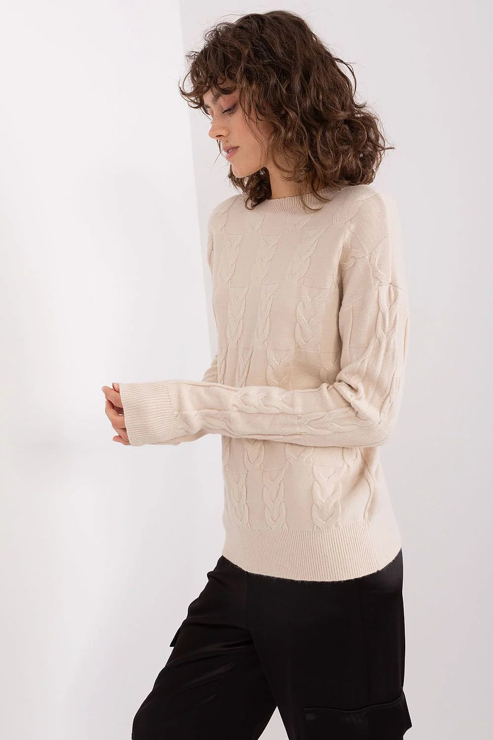 Pull femme style décontracté en tricot maille torsadée couleur beige manches longues encolure ronde ajusté