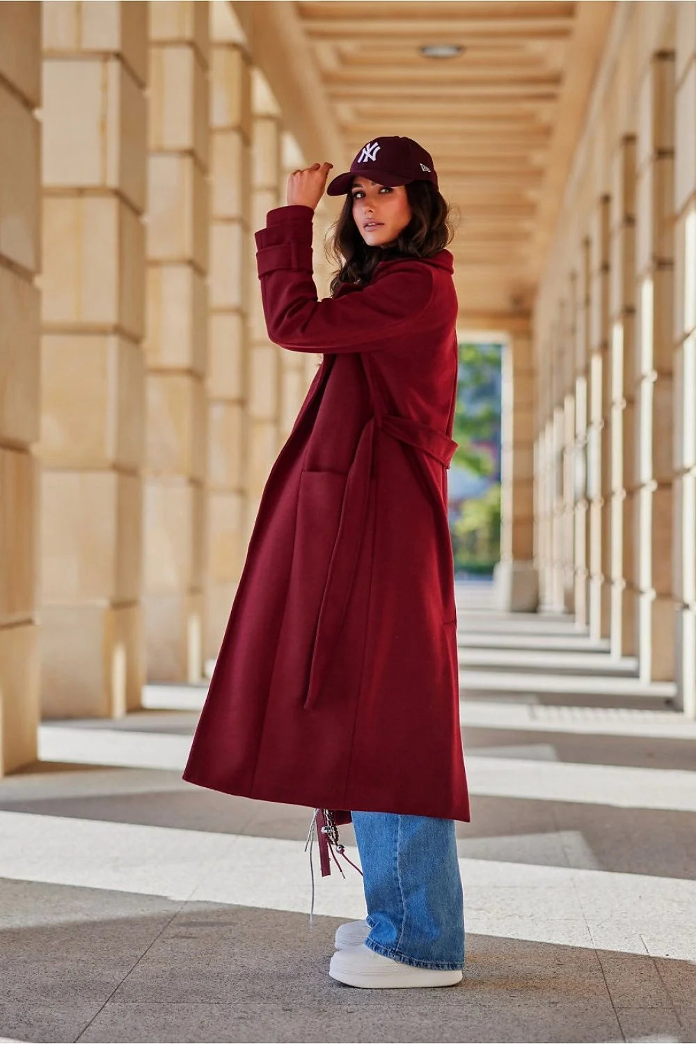 Manteau long élégant pour femmes en laine couleur bordeaux coupe droite ceinture intégrée col châle poches latérales automne hiver