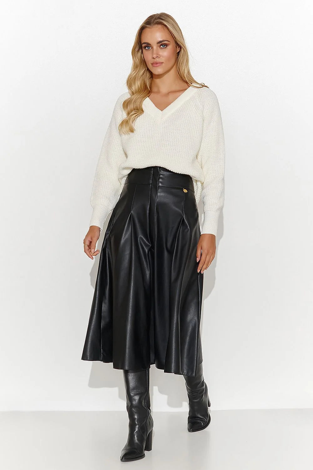 jupe midi cuir noir taille haute ceinture épaisse fente centrale plaque dorée coupe évasée plis structurés fermeture invisible bouton décoratif