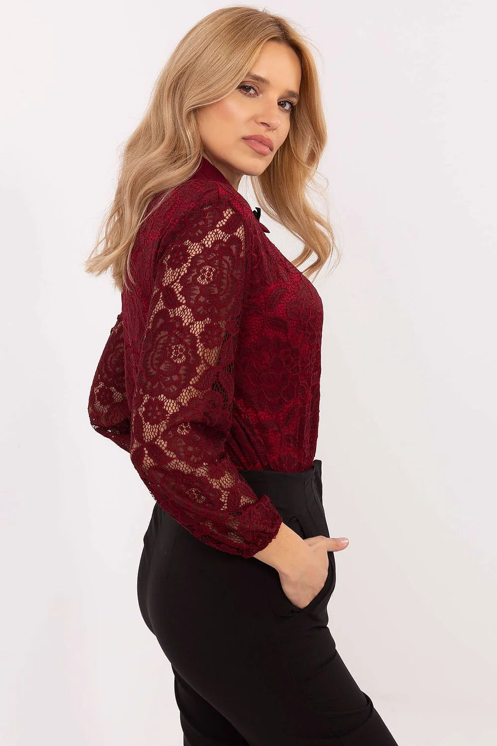 Chemise élégante pour femme en dentelle manches longues couleur bordeaux coupe ajustée nœud noir