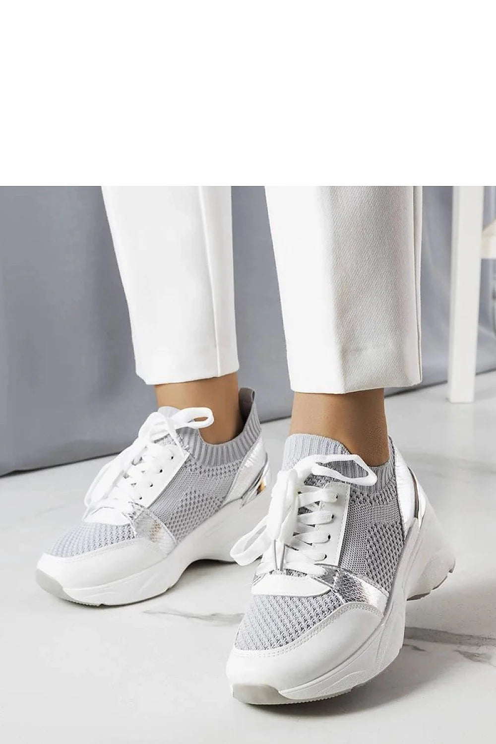 Baskets Solea pour femmes design moderne élégant mesh gris et blanc accents argentés lacet blanc semelle épaisse confortable urbain activités sportives