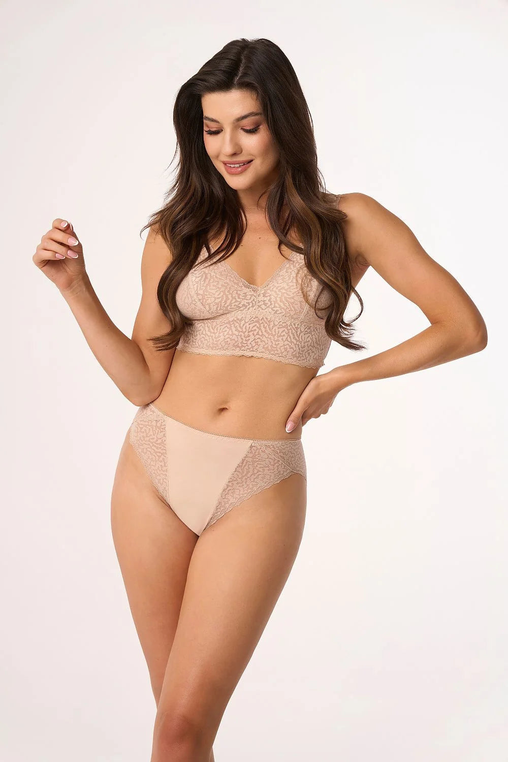 ensemble lingerie Babell beige dentelle stretch bralette sans armature bonnet souple microfibre culotte haute échancrée maintien léger confort quotidien soignées