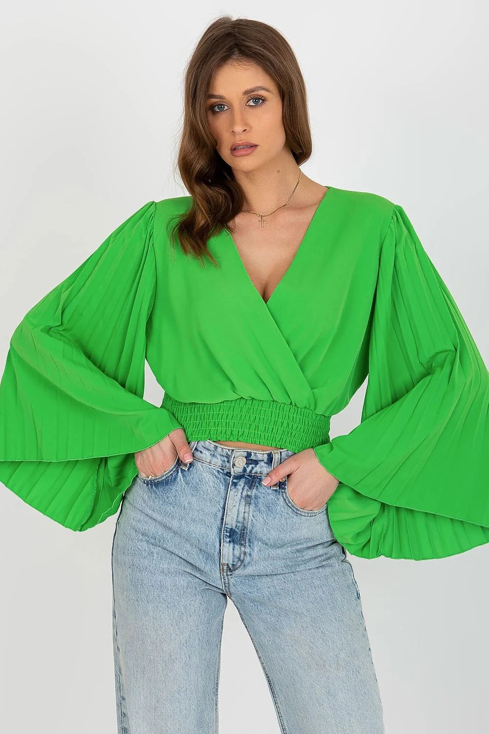 Chemisier design audacieux décolleté V plongeant manches longues larges plissées élastique taille smocké couleur vert vif style moderne féminin