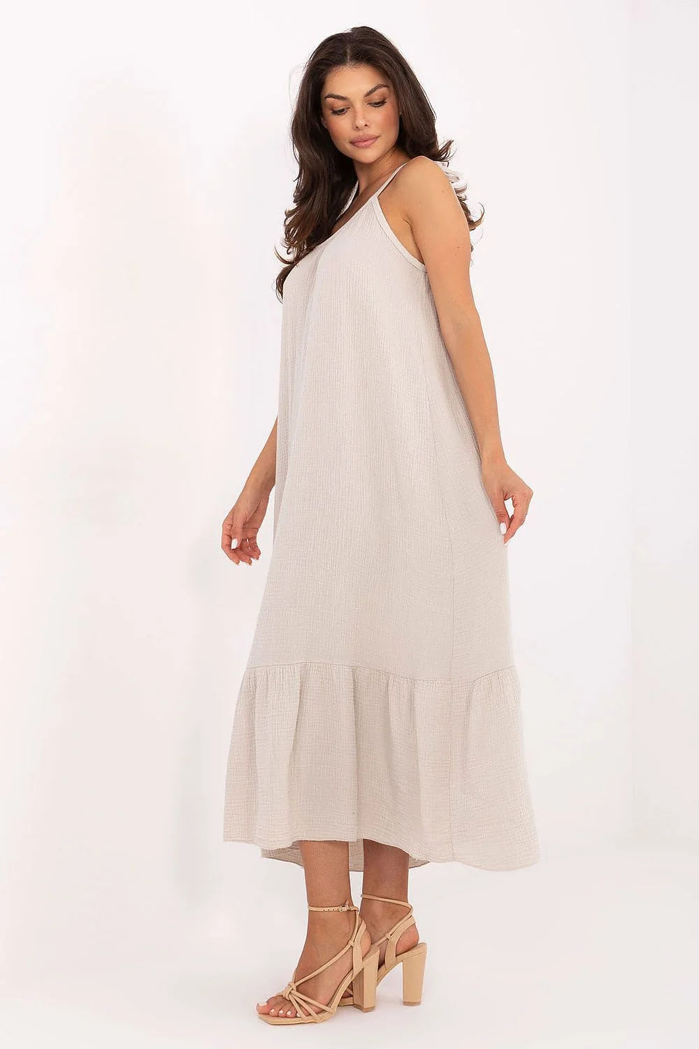 Robe longue pour femmes coupe ample décolleté rond bretelles ajustables tissu léger beige clair occasion estivale