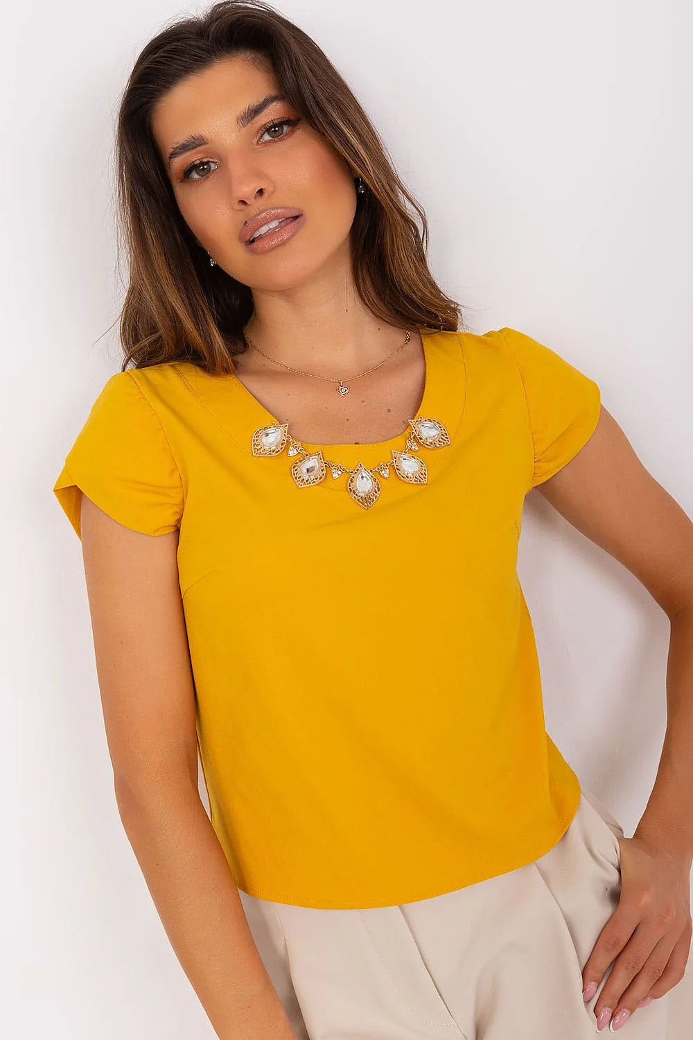chemisier Lakerta femme jaune moutarde court manches ballon plissées encolure ronde ornements dorés pierres blanches ajusté