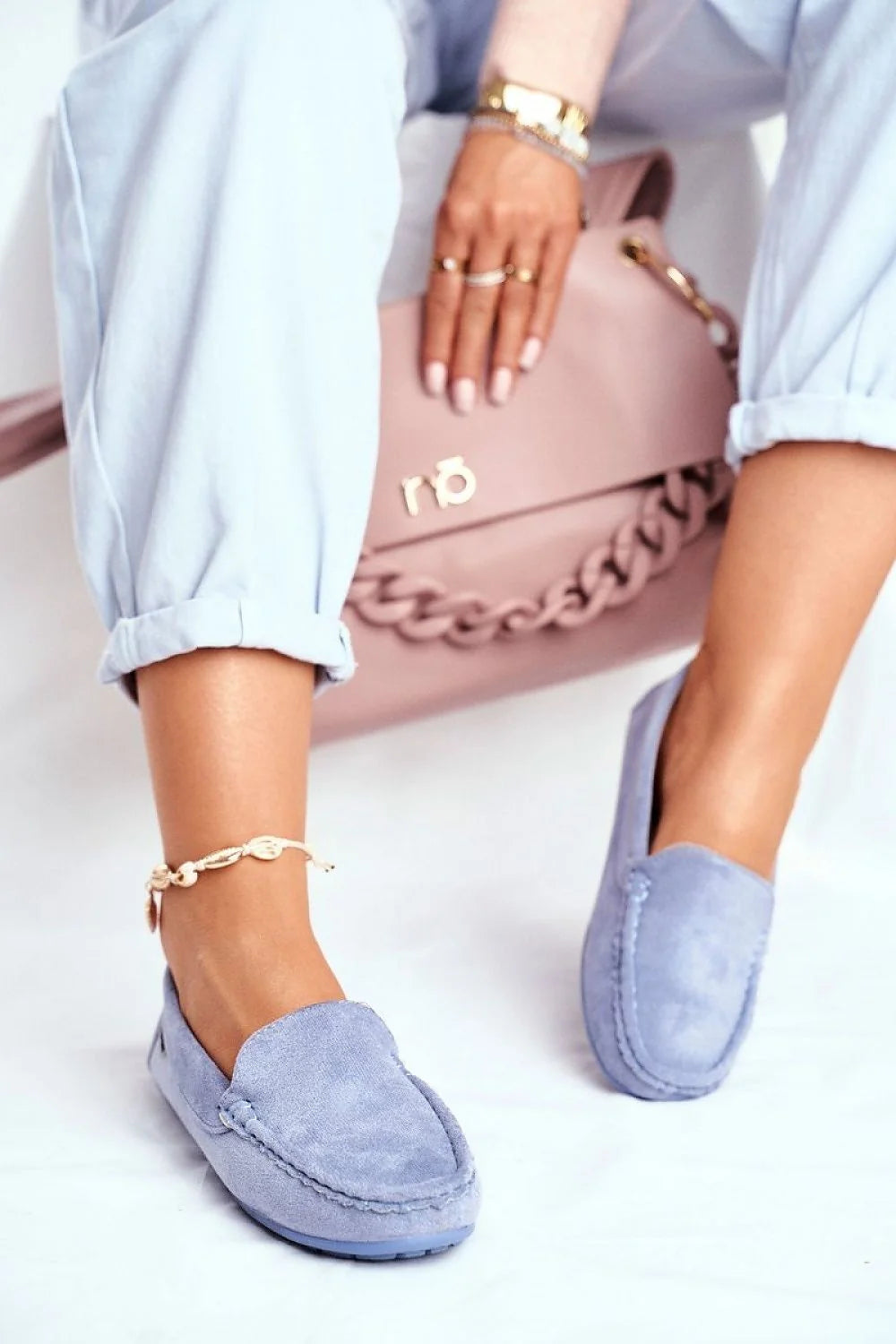 mocassins femme daim bleu gris veloutés élégants intemporels confortables slipon bout arrondi surpiqûres semelle caoutchouc bijoux cheville dorés