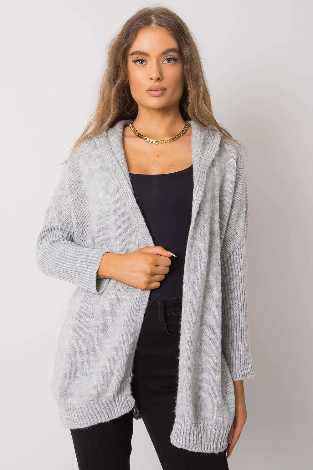Cardigan femme ample gris clair tricoté en laine confortable avec capuche pour look décontracté élégant