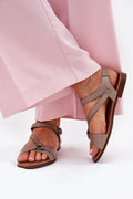 Sandales plates pour femme en cuir naturel taupe, style élégant, sangles croisées, boucle ajustable, confort maximal, été 2023