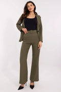 ensemble tailleur femme vert kaki blazer ajusté col cranté bouton unique pantalon taille haute évasé ceinture boucle recouverte fluide professionnel