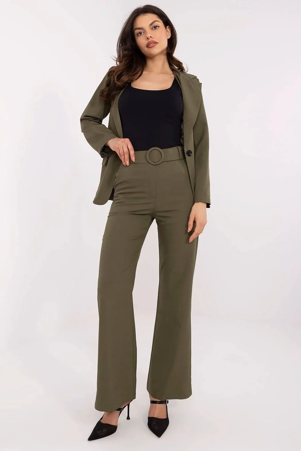 ensemble tailleur femme vert kaki blazer ajusté col cranté bouton unique pantalon taille haute évasé ceinture boucle recouverte fluide professionnel