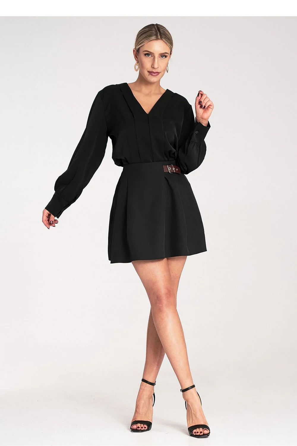 robe noire élégante courte col V manches longues poignets resserrés ceinture cuir marron boucle métallique coupe ajustée jupe évasée