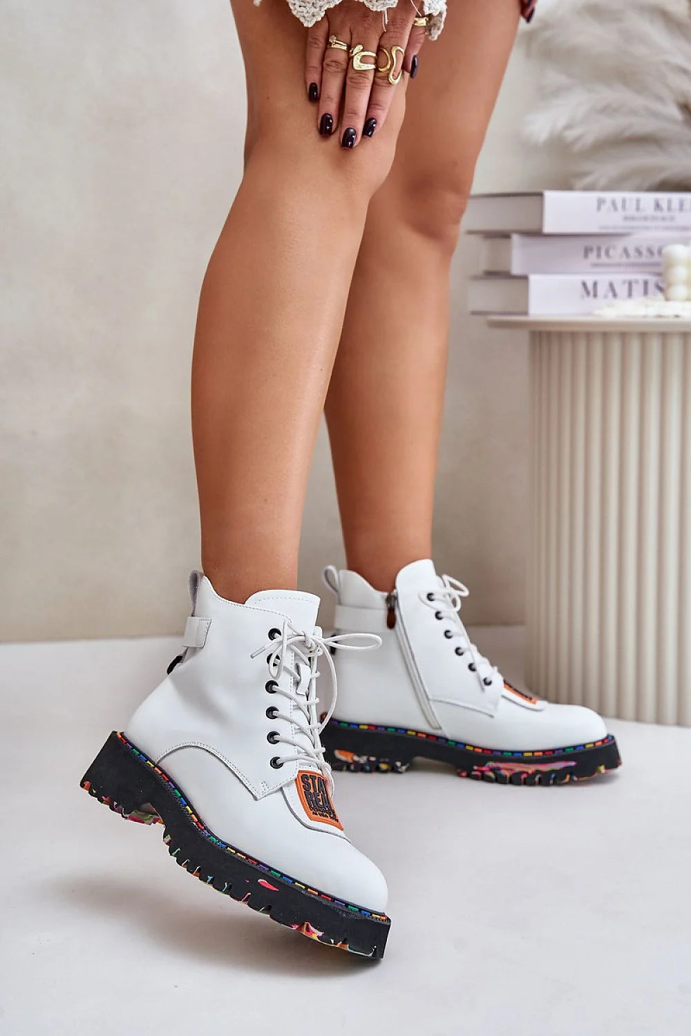 Bottes pour femmes audacieuses élégantes cuir blanc lisse haute qualité fermeture éclair latérale semelle caoutchouc éclaboussures logo beige
