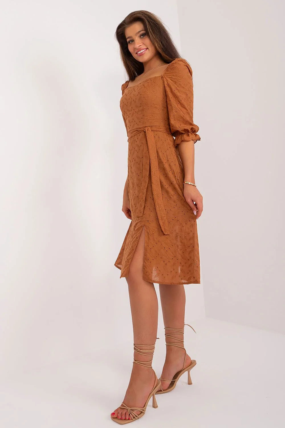 Robe de jour Lakerta en coton aéré manches courtes à volants longueur midi coupe évasée décolleté carré ceinture assortie